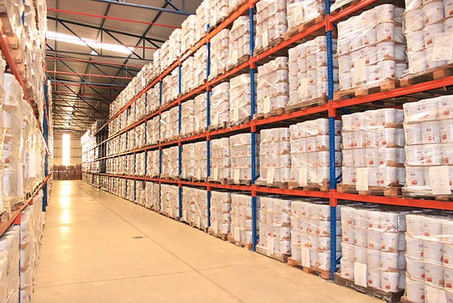 Centro de distribuição com estoque de produtos paletizados
